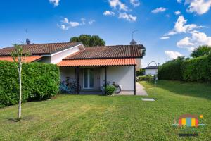 a house with a yard in front of it at Villa Aurora in Isola Albarella