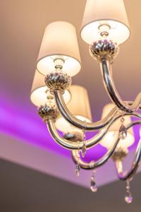 una lámpara de araña de oro colgando del techo en HOTEL la SERENISSIMA TERME & SPA, en Abano Terme