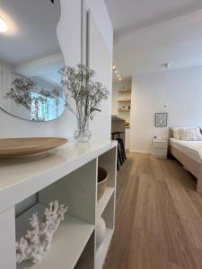 Ένα ή περισσότερα κρεβάτια σε δωμάτιο στο TINEL studio apartment