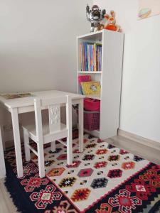 Biblioteca nella stanza in casa privata