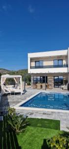 Πισίνα στο ή κοντά στο Duplex Villa Enny mit Meeresblick