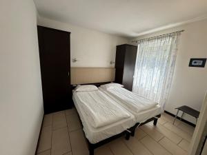 Casa Piccola Torbole tesisinde bir odada yatak veya yataklar