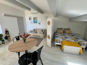 una stanza con un letto, un tavolo e un divano di Nid douillet vue mer Hyères a Hyères