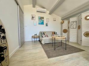 un soggiorno con un letto e due tavoli di Nid douillet vue mer Hyères a Hyères Altre 20 foto