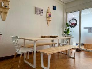 mesa y bancos en una habitación con ventana en Escuela de Surf WAVES SOUND - Alojamiento Compartido, en Santoña 44 fotos más