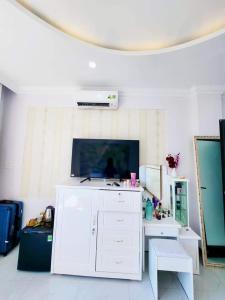 Habitación con escritorio blanco y TV. en Apec Sunsea Condotel Phu Yen en Liên Trì (3)