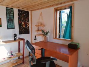una oficina con un escritorio de madera y una silla en JP's A frame cabin en Fort Portal