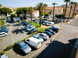 une vue aérienne sur un parking avec des voitures dans l'établissement Studio Cabine Piscine-Clim-Parking-Plage200m, à Valras-Plage