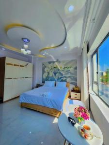 Un dormitorio con una cama y una mesa con comida. en Apec Sunsea Condotel Phu Yen en Liên Trì (3)