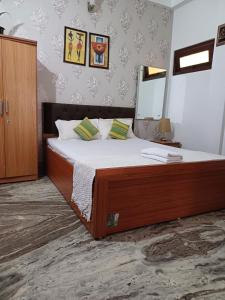 sypialnia z dużym łóżkiem i lustrem w obiekcie Lasaya apartment w mieście Siliguri