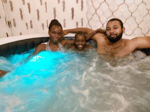 um grupo de três pessoas numa banheira de hidromassagem em Hôtel La Belle Etoile & SPA em Saly Portudal