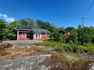 a red house sitting on top of a hill at Solheim in Ormelet