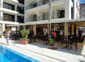 ein Blick auf das Hotel vom Pool aus in der Unterkunft APART SUN Travel SUNNY BEACH in Sonnenstrand