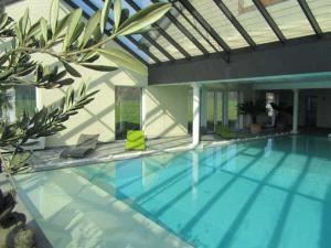 una grande piscina in una casa di Thermes Oppidum a Theux