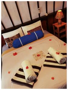 Cama o camas de una habitación en Ardi Beltza Hotel and Private Pool Villa