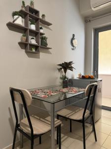 jadalnia ze stołem i 2 krzesłami w obiekcie Eleni's apartment near airport w Heraklionie