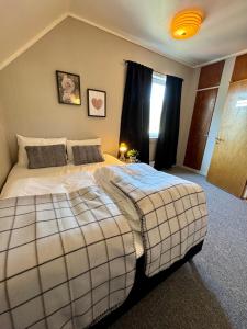 a bedroom with two beds and a window at Villa Utsikten Romsdalen in Åndalsnes