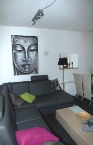 Zandt的住宿－Ferienhaus Adele - Allergiker geeignet，客厅配有黑色沙发和桌子