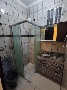 ein Bad mit einer Dusche, einem WC und einem Waschbecken in der Unterkunft Pousada Hostel Sideral in Campo Grande