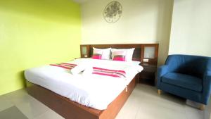 Postel nebo postele na pokoji v ubytování Lucky Buako Hotel Patong