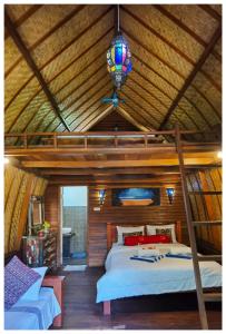 1 dormitorio con 1 cama grande y techo en Ardi Beltza Hotel and Private Pool Villa, en Gili Air