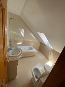 Łazienka w obiekcie Duplex en Sanxenxo con piscina y vistas al mar