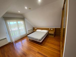 Łóżko lub łóżka w pokoju w obiekcie Duplex en Sanxenxo con piscina y vistas al mar