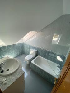 Łazienka w obiekcie Duplex en Sanxenxo con piscina y vistas al mar