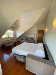 Łóżko lub łóżka w pokoju w obiekcie Duplex en Sanxenxo con piscina y vistas al mar