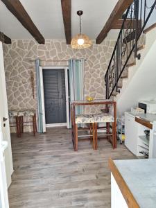 Habitación con escalera, mesa y sillas en Makol, en Primošten
