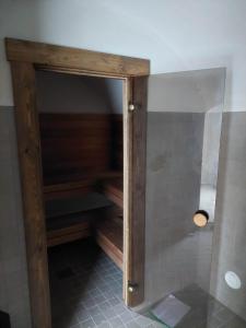 Juula Holiday Home في Juula: خزانة مع باب زجاجي في الحمام