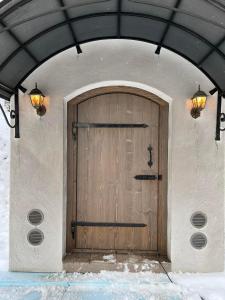 una porta in legno in un edificio con due luci di Juula Holiday Home a Juula