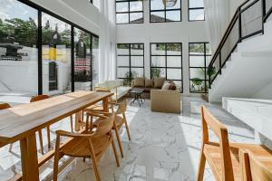 een woonkamer met een tafel en stoelen bij Semat Raya Village in Canggu