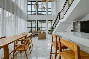 een woonkamer met een tafel en stoelen bij Semat Raya Village in Canggu