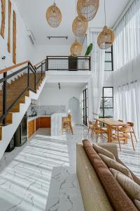 een woonkamer met een trap en een tafel bij Semat Raya Village in Canggu