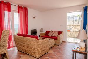 un salon avec deux chaises et un canapé dans l'établissement Palmagora Villas, à Tivat