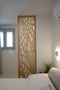un dormitorio con una puerta con un diseño de árbol en Cavo Blue Villas, en Playa de Elia