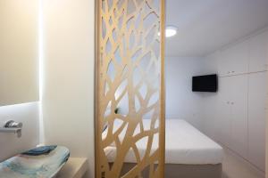 Habitación con puerta de madera y cama. en Cavo Blue Villas, en Playa de Elia