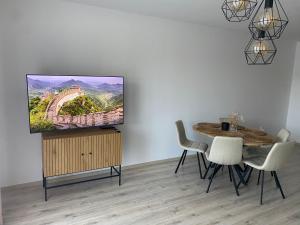 Televízia a/alebo spoločenská miestnosť v ubytovaní Airappartment trojizbový byt