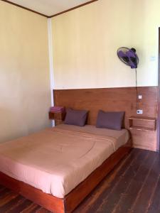 1 dormitorio con 1 cama con lámpara. en Dragonfly Senaru Lodge, en Senaru