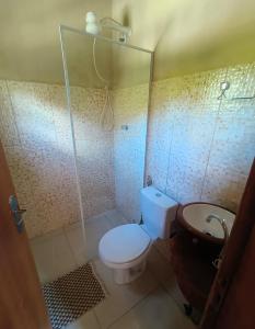 a bathroom with a shower and a toilet and a sink at Reserva do Bosque Hospedaria e Natureza in Ibicoara