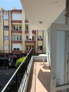 einen Balkon mit einem Tisch vor einem Gebäude in der Unterkunft Respect Apart otel in Alanya