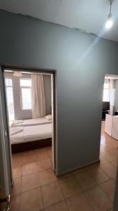 Zimmer mit einem Schlafzimmer mit einem Bett und einem Fenster in der Unterkunft Respect Apart otel in Alanya