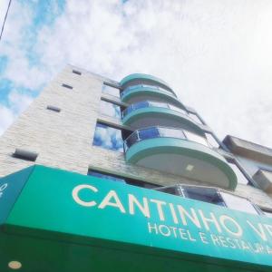 een gebouw met een bord ervoor bij Hotel Cantinho Verde in Teixeira de Freitas