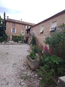 a house with a courtyard with flowers and plants at Les Gites du Mont Ventoux in Bédoin