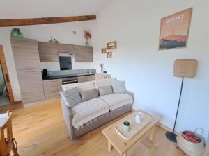 Gîte de charme SPA privatif في مالوسان: غرفة معيشة مع أريكة وطاولة