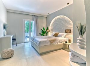 een slaapkamer met een groot bed en een tafel bij Paridian Elegant Living in Kampos Paros