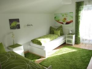 sypialnia z białą kanapą i zielonym dywanem w obiekcie Ferienhaus mit Süd-Balkon und Garten sowie Parkplatz in zentraler Lage w mieście Umhausen