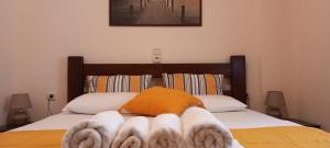 een slaapkamer met een bed met handdoeken erop bij Maridatis Apartments in Palekastron