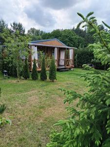una piccola cabina in mezzo a un cortile di Słoneczny domek a Kołczewo
